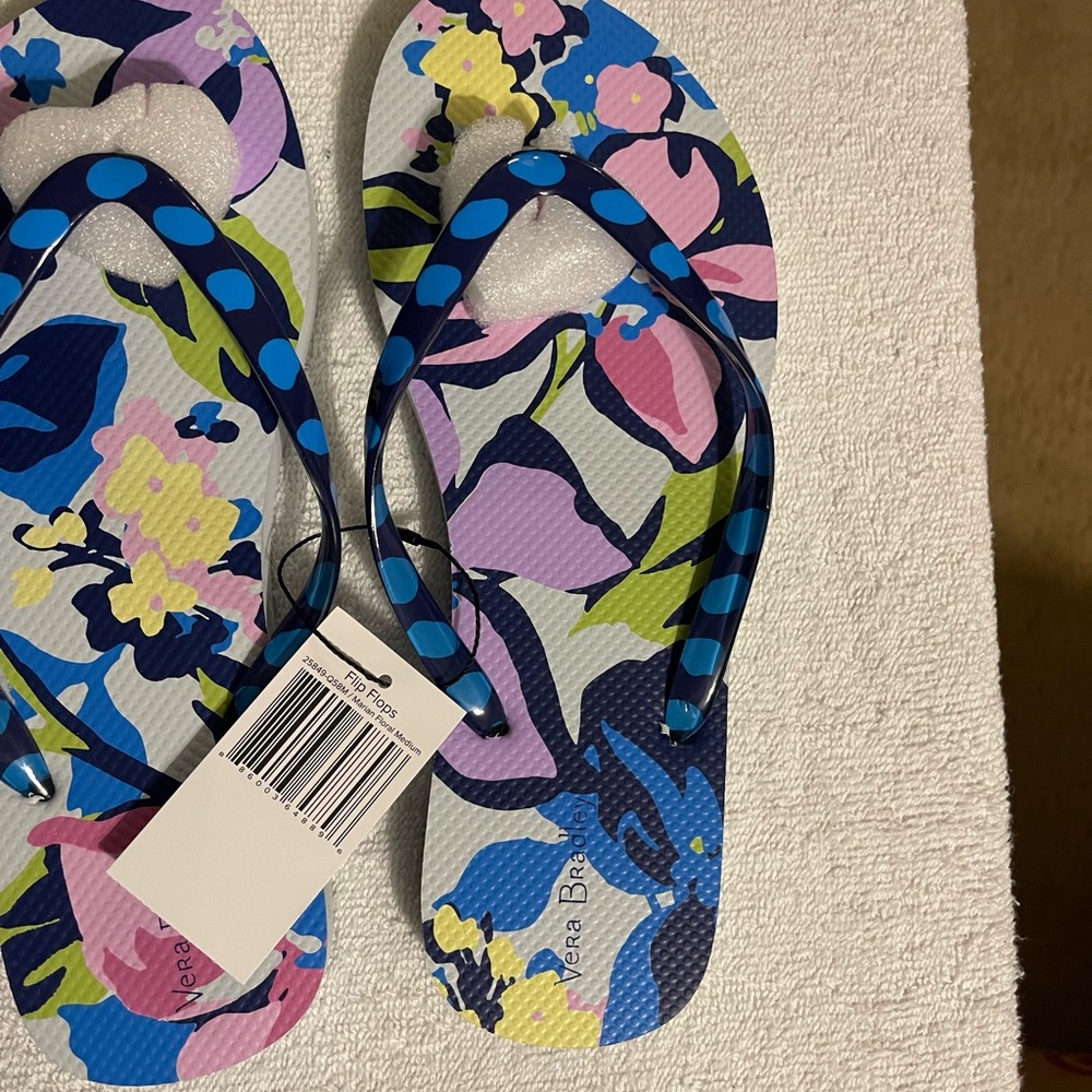 Vera Bradley Size Medium Marian Floral flip flops NWT - Picture 3 of 5